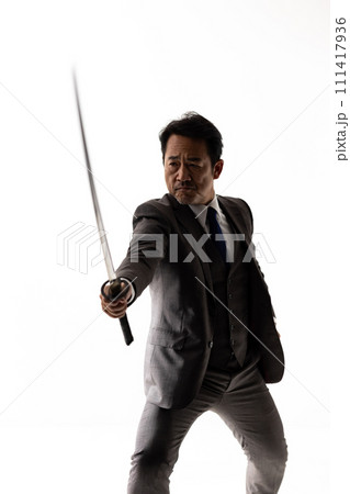 刀を持つスーツの男性　シルエット  111417936