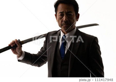 刀を持つスーツの男性　シルエット  111417948