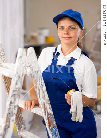 Portrait of smiling young woman repairer 111418078