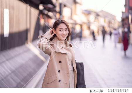 振り向く女性 111418414