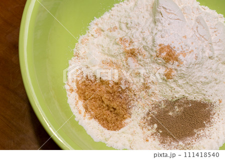 ボウルの中の小麦粉・ドライイースト・黒砂糖 111418540
