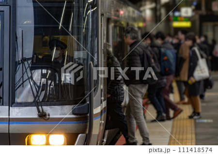通勤電車　イメージ　 111418574
