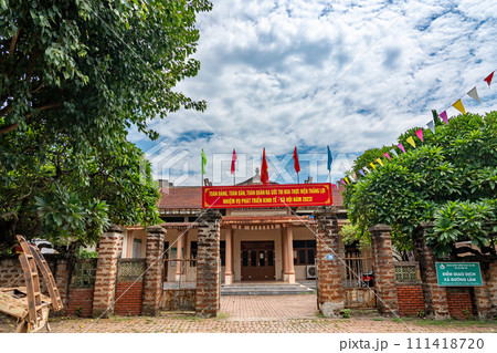 ベトナムハノイ　国家文化財に指定されたドンラム村のドンラム文化会館の建物 111418720