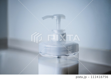 お風呂場にあるボトル容器 お風呂場にあるボトル容器 111418756