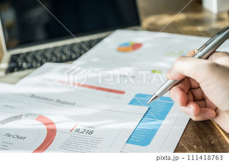 ビジネスパーソンと資料 111418763