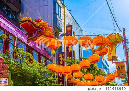 日本の横浜都市景観 2024春節燈花の横浜中華街。中華街西門通り側のドラゴン提灯＝令和6年2月8日 111418950