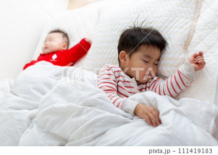 昼寝をする幼児と乳児ふたり 111419183