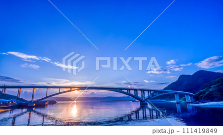 沖縄　朝焼けの阿嘉島の漁港と阿嘉大橋 111419849