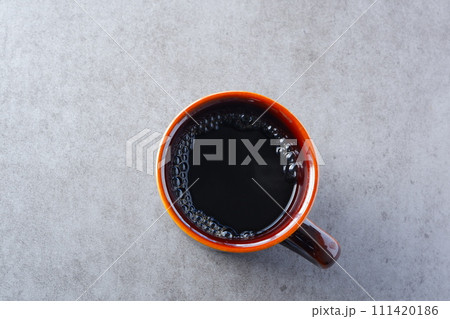 淹れたてのフレッシュなコーヒーが入ったコーヒーカップ 111420186