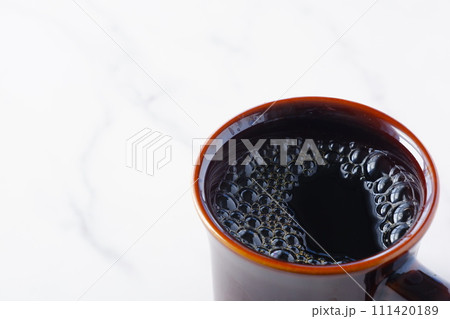 淹れたてのフレッシュなコーヒーが入ったコーヒーカップ 111420189