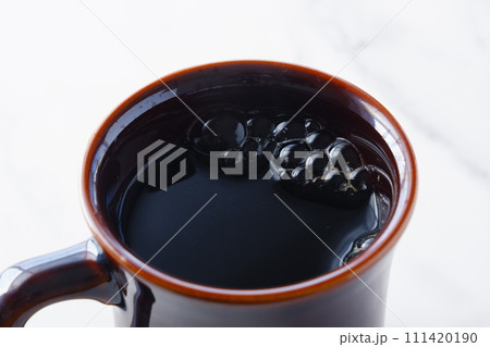 淹れたてのフレッシュなコーヒーが入ったコーヒーカップ 111420190