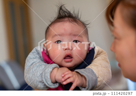 笑顔の4ヵ月の乳児と母親 笑顔の4ヵ月の乳児と母親 111420297