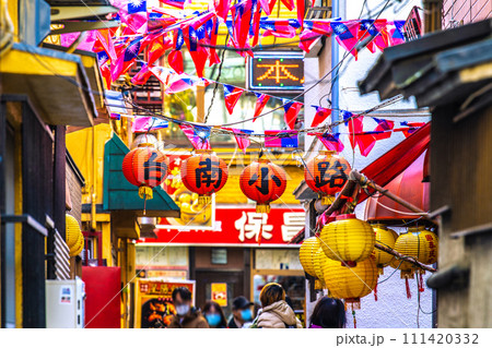 日本の横浜都市景観 2月。横浜中華街の台南小路などを望む＝2月8日 111420332