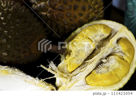 A close up photo of a Musang King durian, a spiky, oval-shaped fruit with a strong odor. 111421054