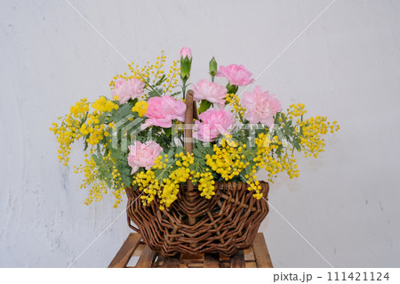 早春〜白薔薇とミモザの花籠〜