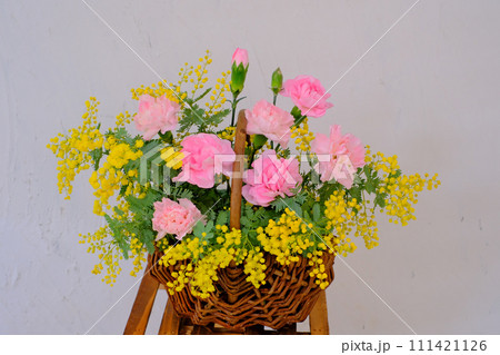 スプレーカーネーションとアカシアミモザの花籠 111421126