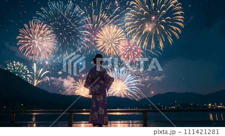 浴衣で花火を見る女性 111421281