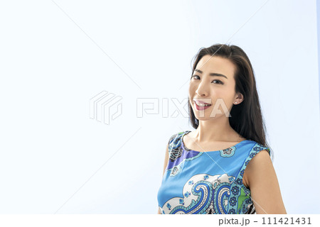 パネルの前に立つ若い女性 111421431