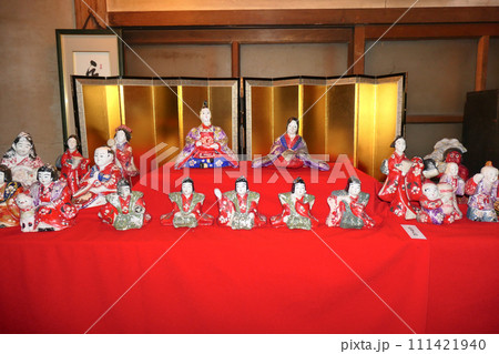 土でできた花巻人形のおひな様　岩手県盛岡市一ノ倉邸のひな祭り　 111421940