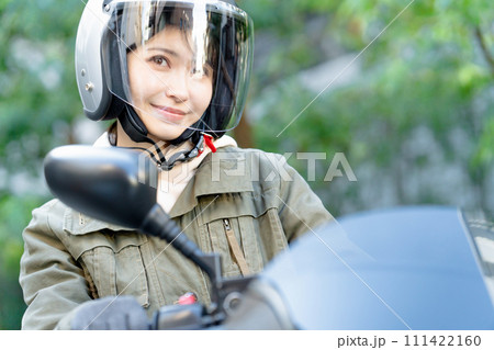 バイクに乗る女性 111422160
