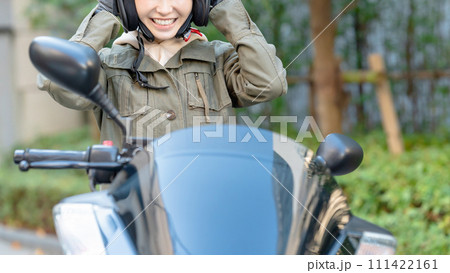 バイクに乗る女性 バイクに乗る女性 111422161