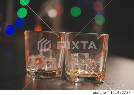 Celebration night, pour whiskey into a glass. Give to friends who come to celebrate Celebration night, pour whiskey into a glass. Give to friends who come to celebrate 111422757