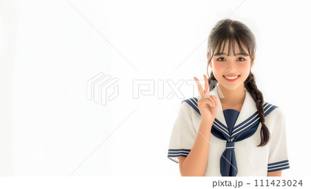 ピースサインする女子高生 111423024