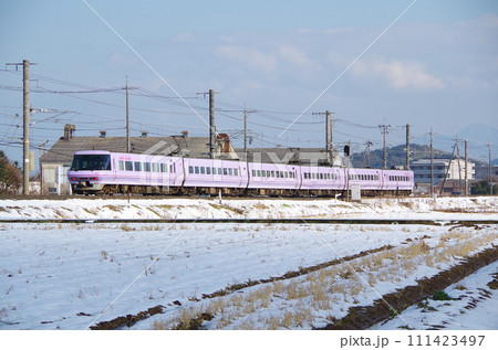 雪の積もった田園の土手を駆け抜ける復刻版スーパーやくも色の381系特急やくも号 111423497