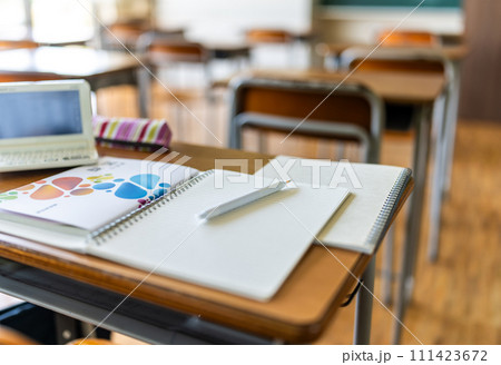 学校の教室の机 111423672