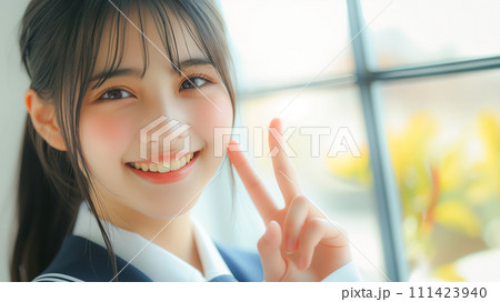 ピースサインする女子学生 ピースサインする女子学生 111423940