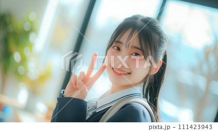 ピースサインする女子学生 111423943