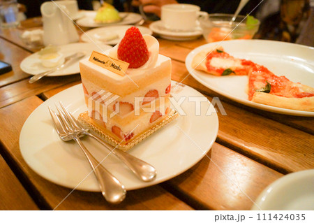 美味しそうなショートケーキのイメージ 美味しそうなショートケーキのイメージ 111424035