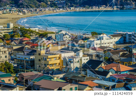鎌倉の住宅街と海 111424059