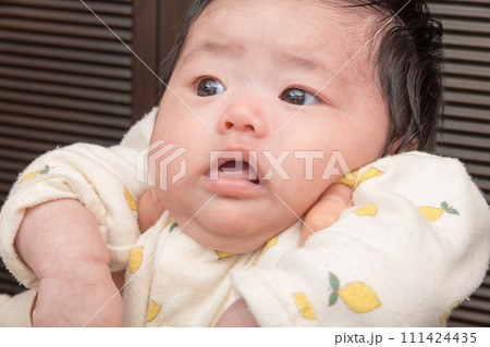 【泣きそうな赤ちゃん】 【泣きそうな赤ちゃん】 111424435