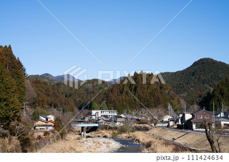 山間の集落と橋のある風景(愛知県) 山間の集落と橋のある風景(愛知県) 111424634