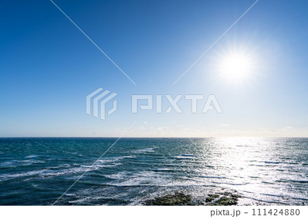 御前崎市の太陽と青い海(静岡県) 御前崎市の太陽と青い海(静岡県) 111424880