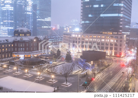 《東京都》雪景色の東京駅丸の内駅舎・2024年2月5日大雪の東京 111425217