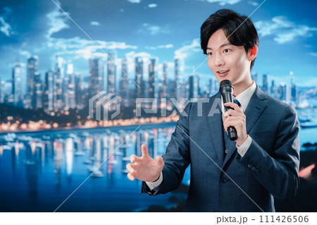 野外でマイクを使って話すスーツを着た男性 野外でマイクを使って話すスーツを着た男性 111426506