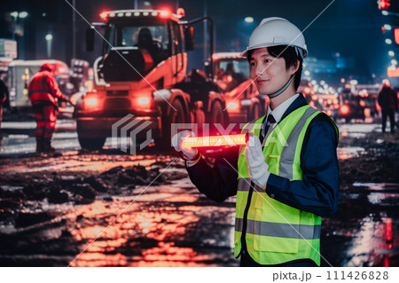 道路で交通整理をする警備員 道路で交通整理をする警備員 111426828