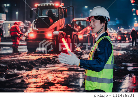 道路で交通整理をする警備員 道路で交通整理をする警備員 111426831