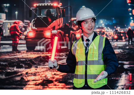 道路で交通整理をする警備員 道路で交通整理をする警備員 111426832