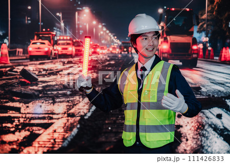 道路で交通整理をする警備員 道路で交通整理をする警備員 111426833