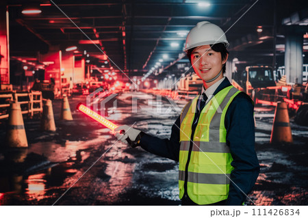 道路で交通整理をする警備員 道路で交通整理をする警備員 111426834