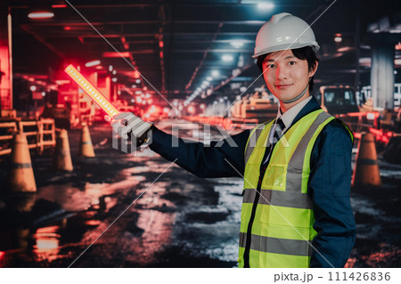 道路で交通整理をする警備員 111426836