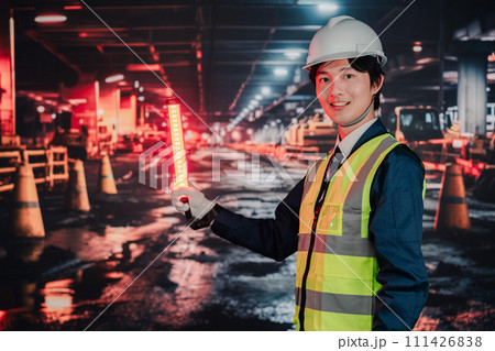 道路で交通整理をする警備員 道路で交通整理をする警備員 111426838