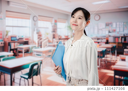 教室で仕事をする教師の女性 111427108