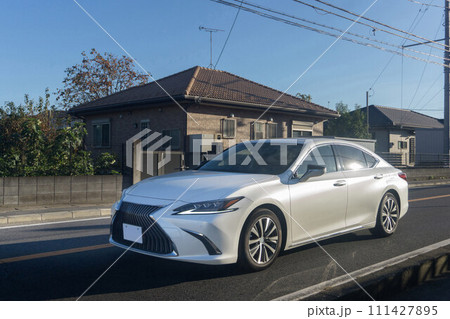 高級セダン　道路走行 111427895