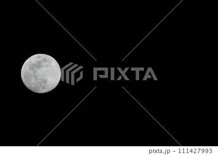 宵の空に浮かぶ令和六年正月の十三夜の月 宵の空に浮かぶ令和六年正月の十三夜の月 111427993