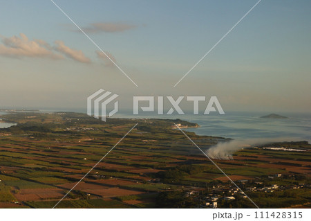 沖縄県宮古島　飛行機からの風景 111428315