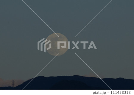 月齢13.6令和六年正月の夕空に昇る小望月 111428318